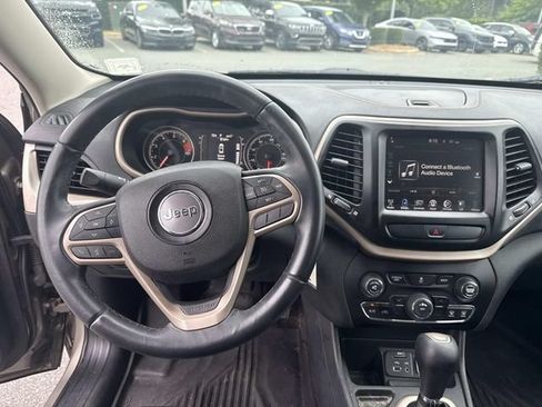 Used 2017 Jeep Cherokee Latitude FWD image 5