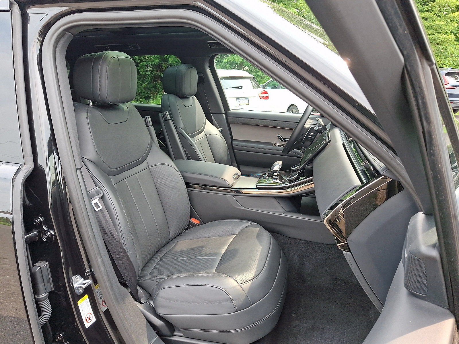 Used 2023 Land Rover Range Rover Sport SE AWD/4WD image 3