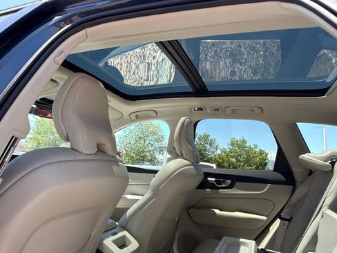 Used 2019 Volvo XC60 T5 Momentum w/ Multimedia Package AWD/4WD image 21