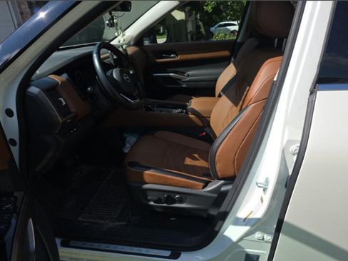 Used 2024 Nissan Pathfinder Platinum AWD/4WD image 3