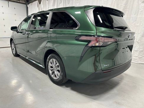 Used 2025 Toyota Sienna XLE image 5