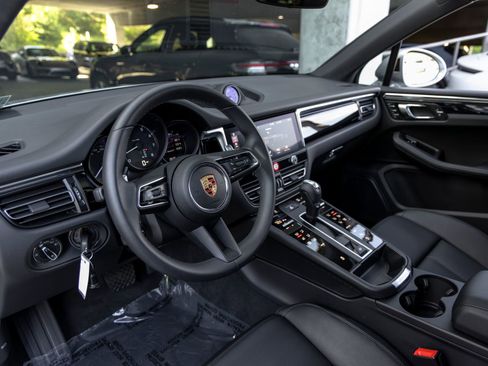 Certified 2025 Porsche Macan AWD/4WD image 4