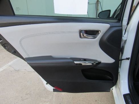 Used 2018 Toyota Avalon Limited image 16