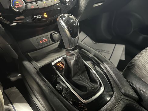Used 2019 Nissan Rogue SV AWD/4WD image 13