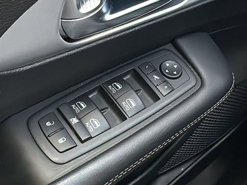 Used 2025 Chrysler Pacifica Limited FWD image 20