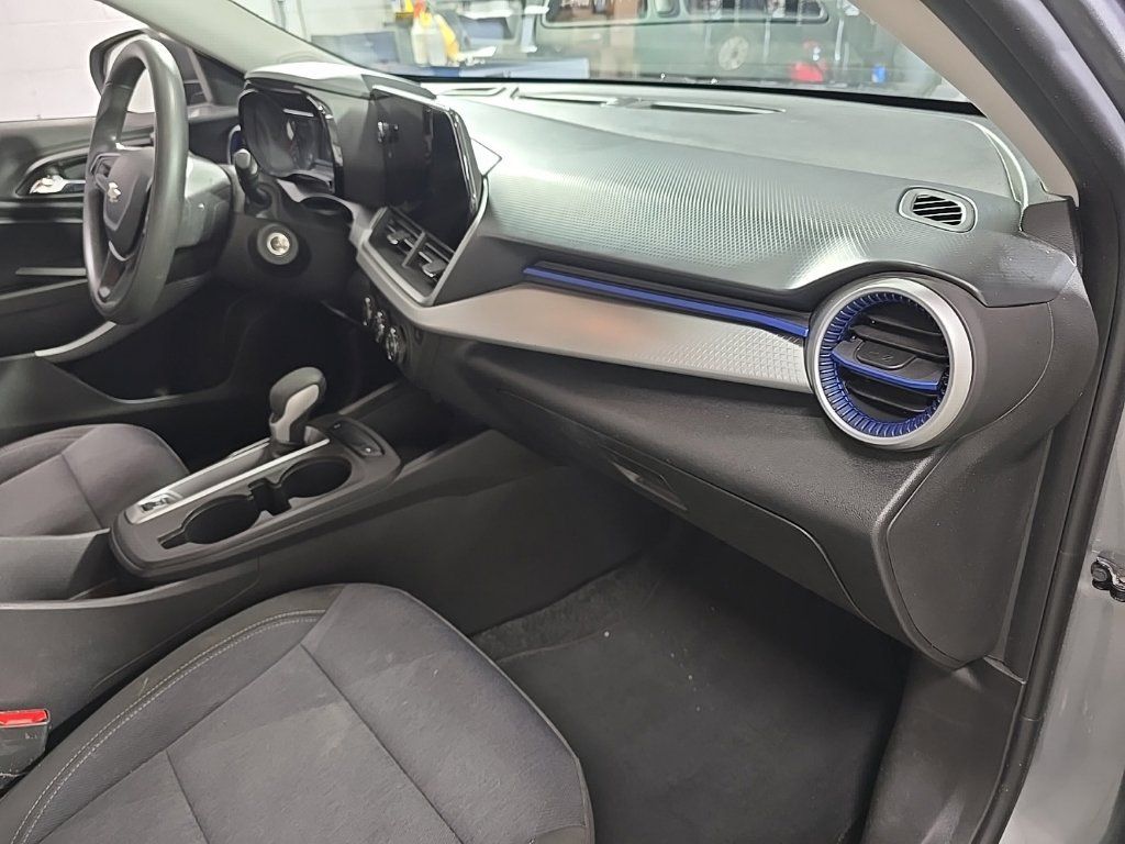 Used 2024 Chevrolet Trax LS FWD image 31