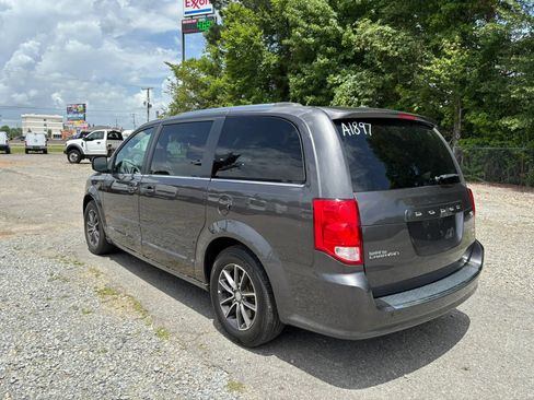 Used 2017 Dodge Grand Caravan SXT FWD image 2