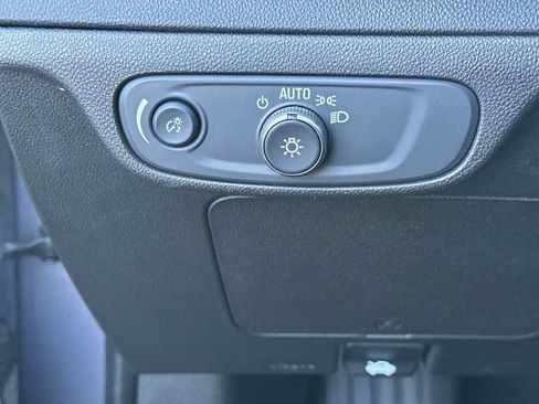 Used 2022 Chevrolet Bolt EUV LT w/ Convenience Package image 34