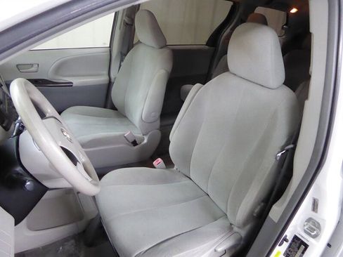 Used 2013 Toyota Sienna L image 16
