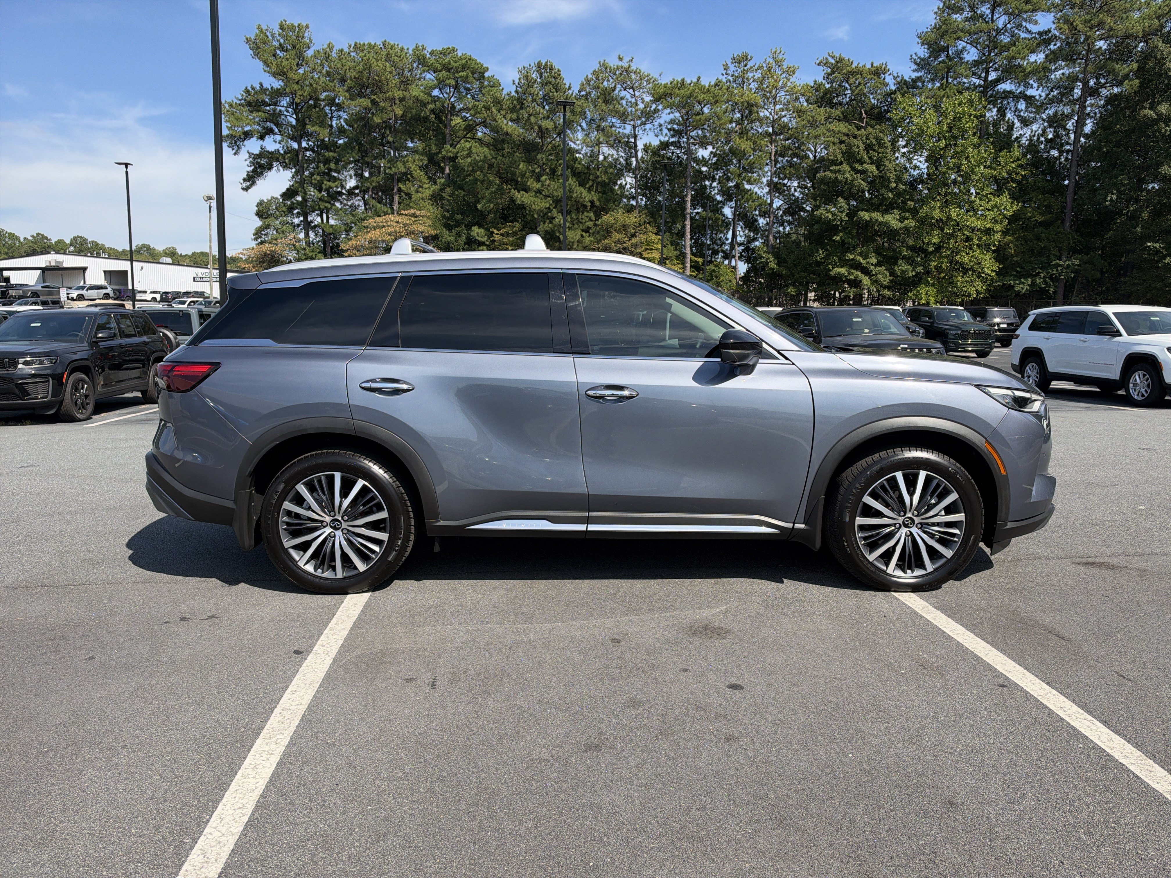 Used 2023 INFINITI QX60 Sensory w/ Cargo Package AWD/4WD image 9