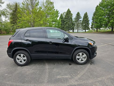 Used 2022 Chevrolet Trax LS w/ Tint and Cruise Package AWD/4WD image 7