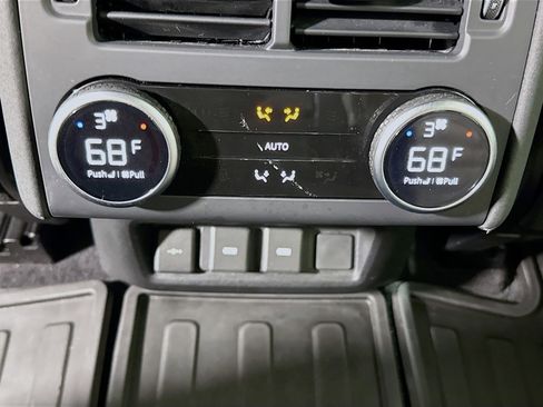 Used 2024 Land Rover Discovery Metropolitan Edition image 21