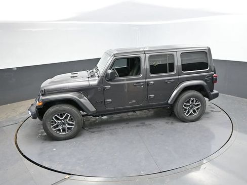 Used 2025 Jeep Wrangler Unlimited Sahara AWD/4WD image 43