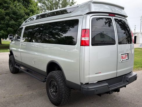 Used 2018 GMC Savana 3500 Extended RWD image 16