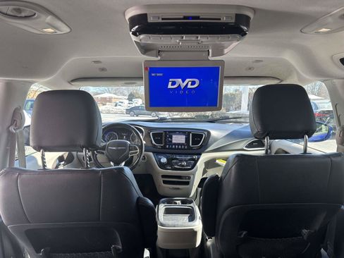 Used 2019 Chrysler Pacifica Touring-L FWD image 14