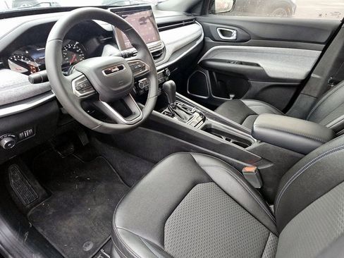 Used 2024 Jeep Compass Latitude image 3