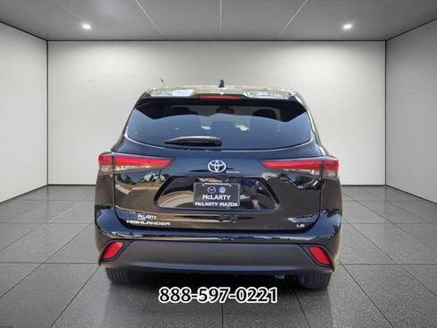 Used 2021 Toyota Highlander LE FWD image 4