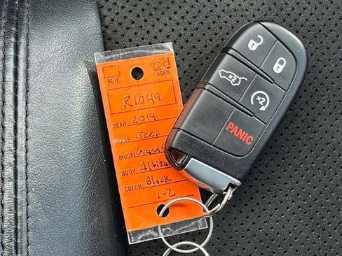 Used 2019 Jeep Grand Cherokee Altitude image 12