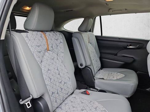 Used 2023 Toyota Highlander Bronze Edition FWD image 22