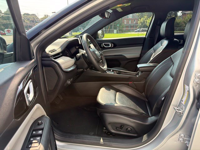 Used 2025 Jeep Compass Limited AWD/4WD image 13