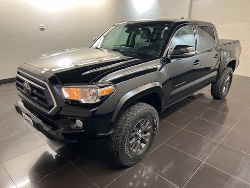 Used 2020 Toyota Tacoma SR5 w/ Technology Package image 3