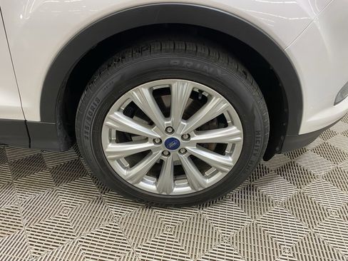 Used 2019 Ford Escape SEL image 2