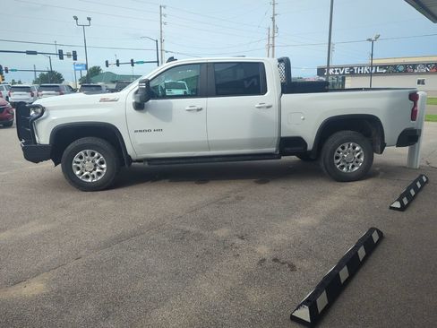 Used 2021 Chevrolet Silverado 2500 LT w/ Convenience Package AWD/4WD image 3