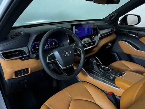 New 2026 Toyota Highlander Platinum image 8
