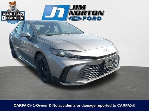 Used 2025 Toyota Camry SE FWD image 1
