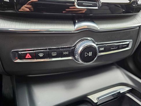 Certified 2025 Volvo XC60 B5 Plus w/ Protection Package Premier image 33