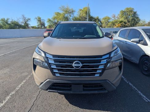 Used 2024 Nissan Rogue SV image 3