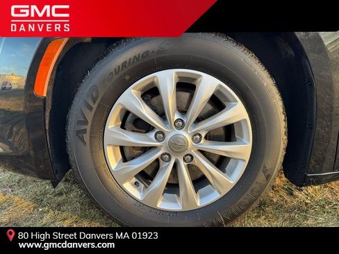 Used 2018 Chrysler Pacifica Touring-L image 8