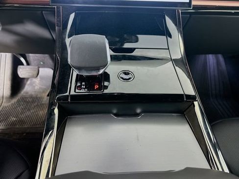 Used 2025 Land Rover Range Rover Sport SE image 18