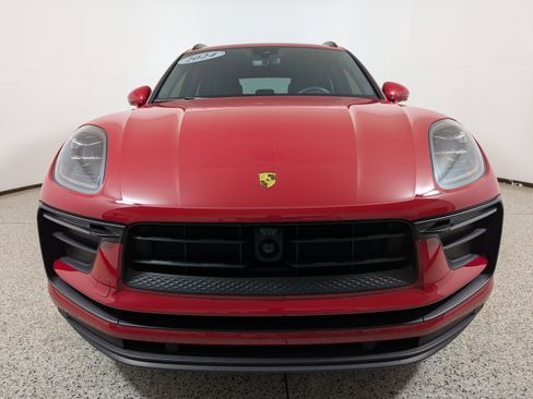 Used 2024 Porsche Macan image 2