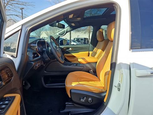 Used 2023 Chrysler Pacifica Pinnacle image 12