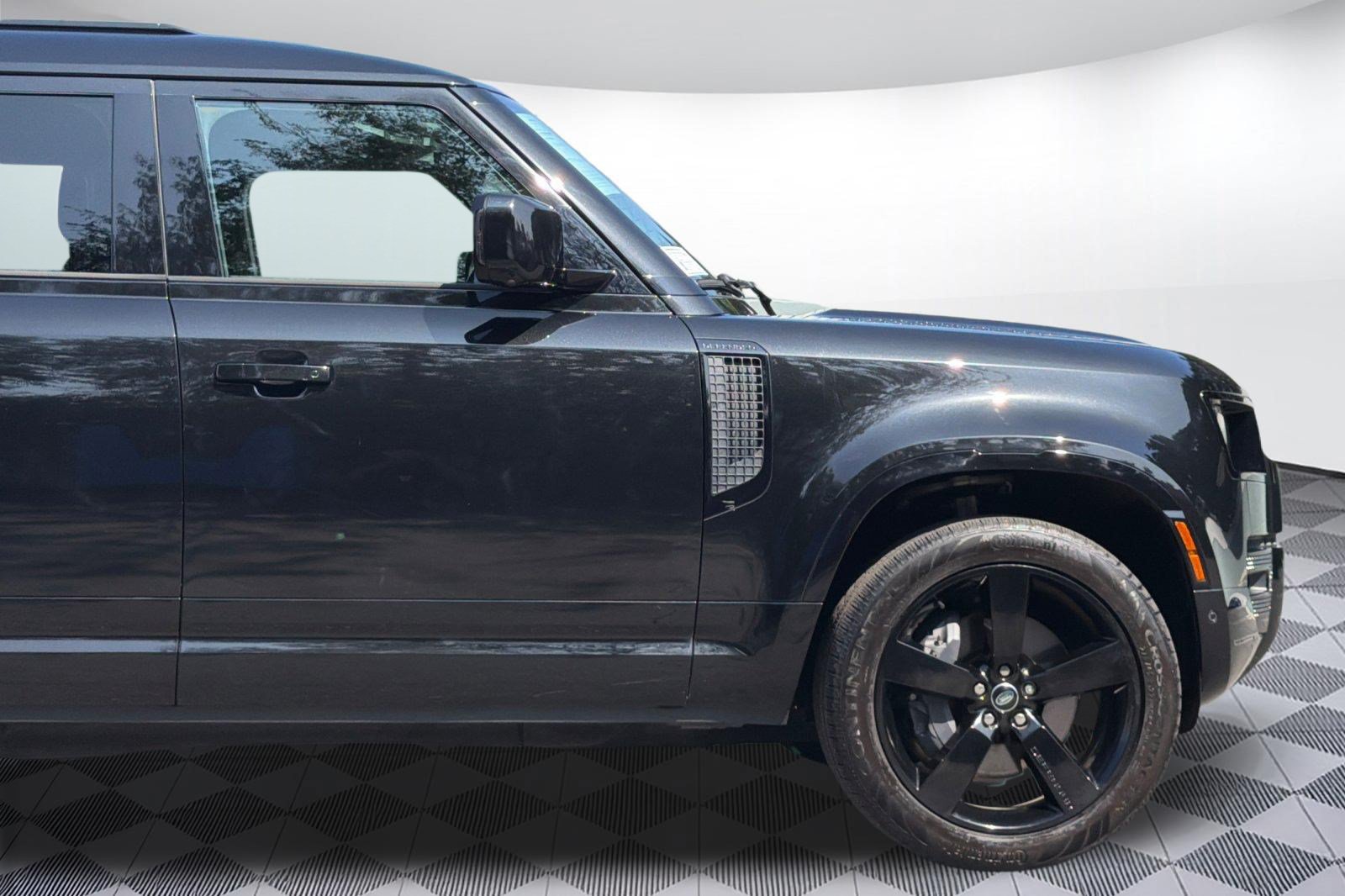Used 2024 Land Rover Defender 110 X-Dynamic SE AWD/4WD image 34