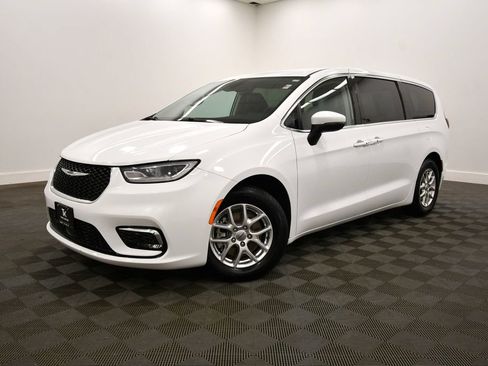 Used 2023 Chrysler Pacifica Touring-L FWD image 2