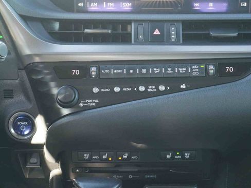 Used 2019 Lexus ES 300h w/ Premium Package image 8