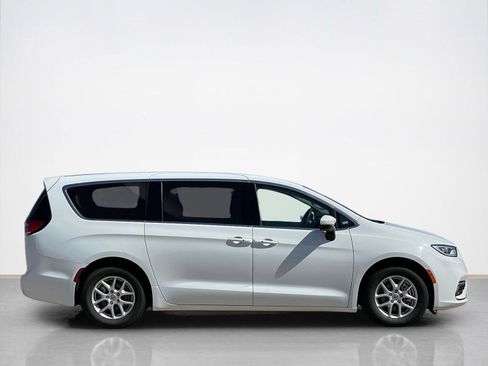 Used 2023 Chrysler Pacifica Touring-L image 8