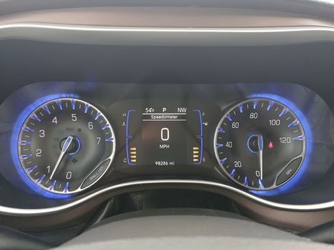 Used 2018 Chrysler Pacifica Touring-L image 14