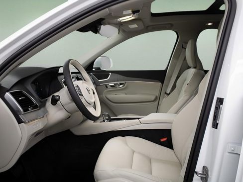 New 2025 Volvo XC90 T8 Plus w/ Protection Package Premier image 16