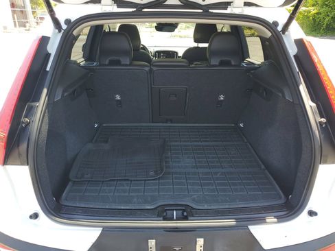 Used 2022 Volvo XC40 T5 Momentum image 30