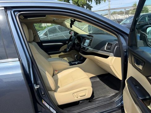 Used 2019 Toyota Highlander XLE AWD/4WD image 27