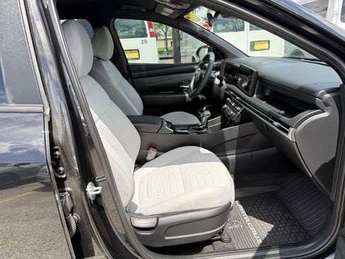 Used 2025 Hyundai Santa Cruz SE image 8