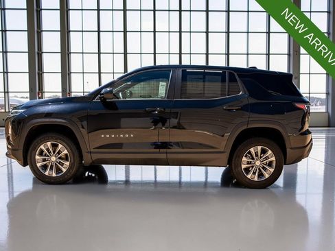 Used 2025 Chevrolet Equinox LT FWD image 2
