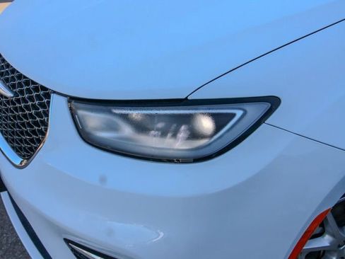 Used 2024 Chrysler Pacifica Touring-L FWD image 7