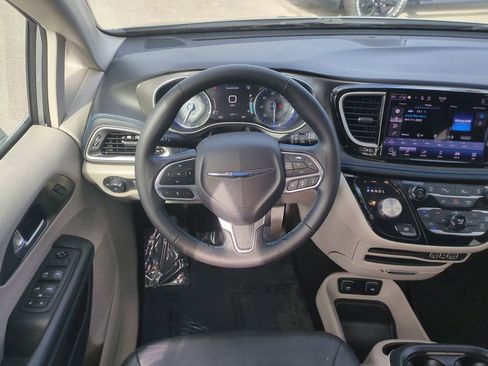 Certified 2021 Chrysler Pacifica Touring-L image 15