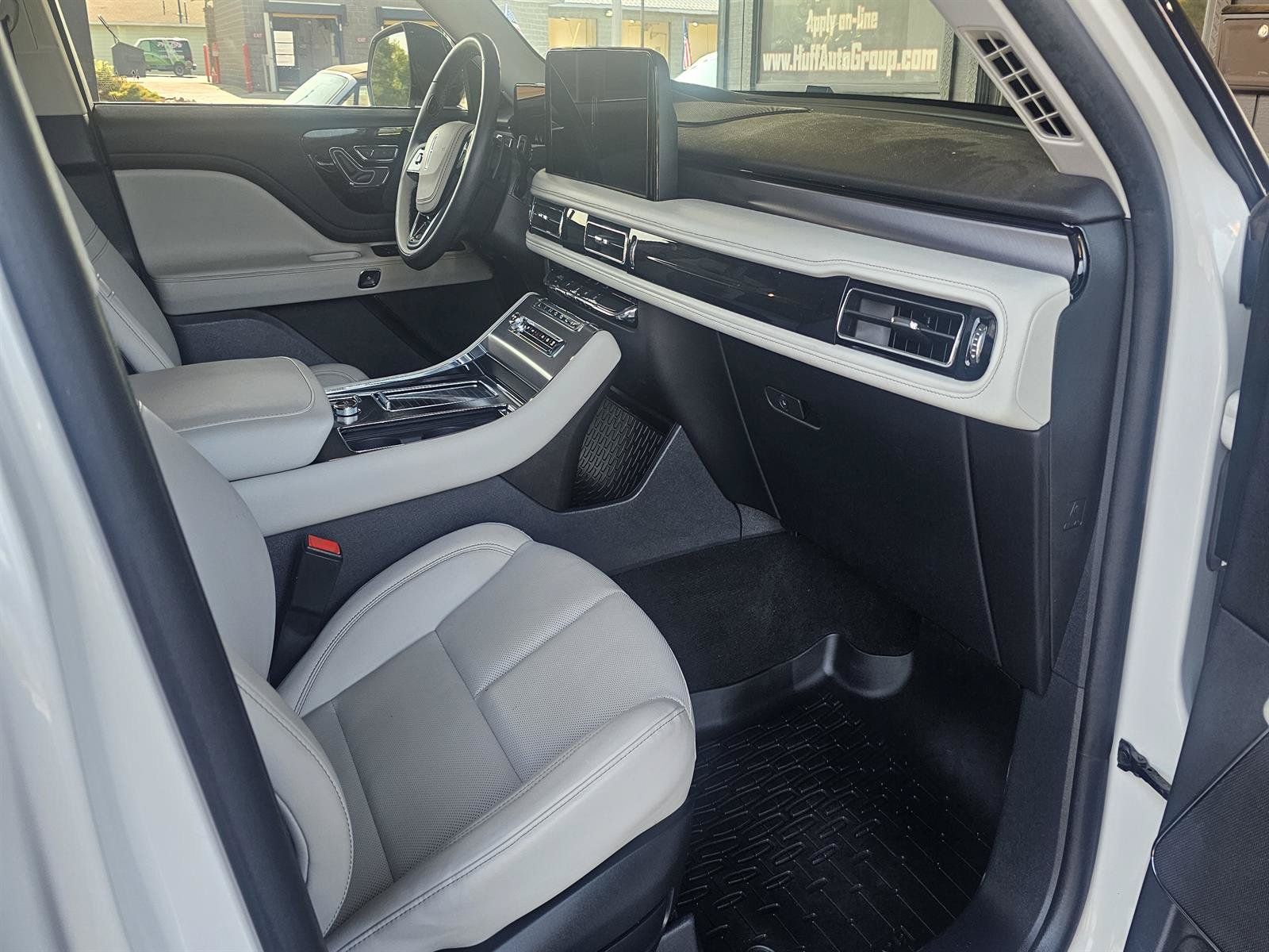 Used 2025 Lincoln Aviator 2WD w/ Jet Appearance Package image 10