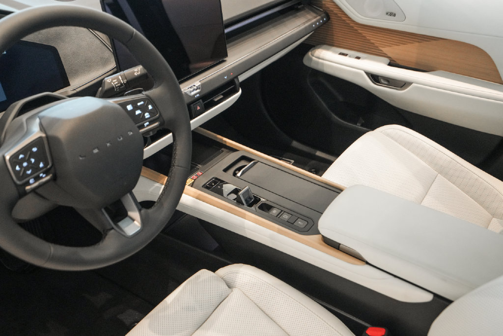 New 2026 Lexus ES 350e w/ Accessory Package (Z1) FWD image 10