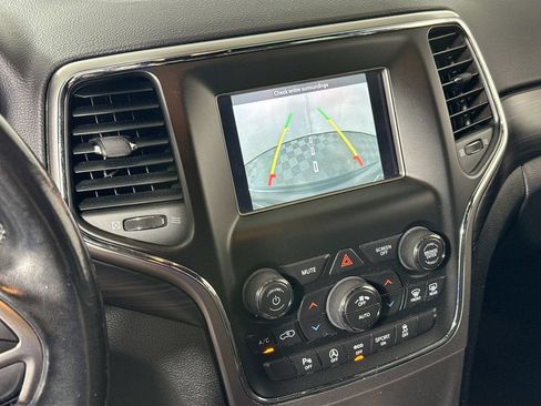 Used 2020 Jeep Grand Cherokee Laredo AWD/4WD image 13